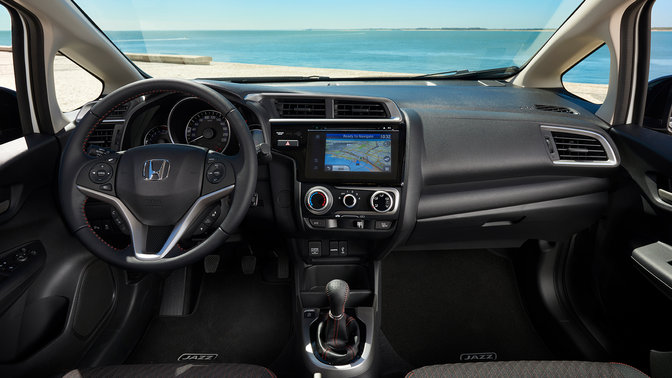 Imagen del interior de un Honda con vistas a la playa.