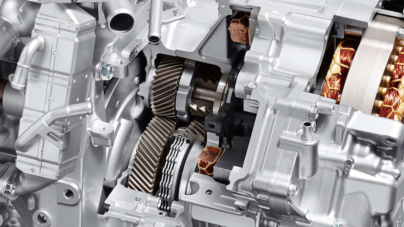 Primer plano del embrague vinculado al motor del híbrido de Honda.