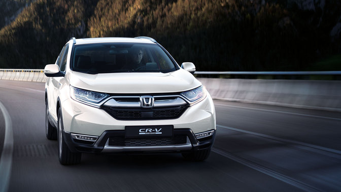 Vista delantera del Honda CR-V en la montaña.