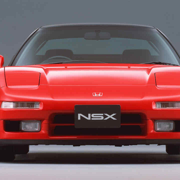 Imagen de estudio con vista delantera del Honda NSX.