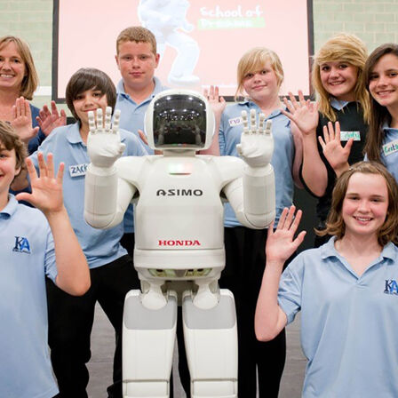 Asimo y varios alumnos en la escuela de los sueños de Honda
