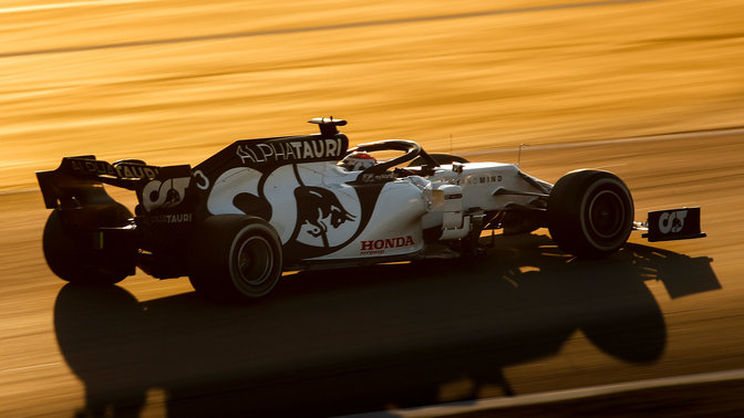 Vista trasera de tres cuartos del coche de Fórmula 1 del equipo Honda Red Bull.
