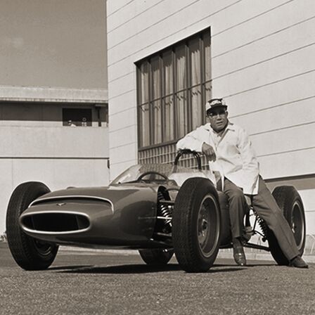 Antigua imagen de Soichiro Honda con el primer bólido de Fórmula 1.