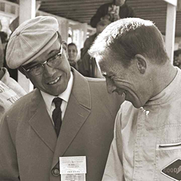 Soichiro Honda y Richie Ginther en un circuito.