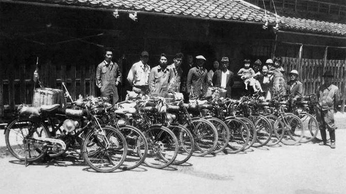 Algunos de los primeros empleados de Honda en el exterior de la fábrica de Hamamatsu en 1948.