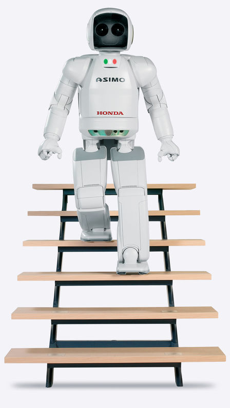 Vistan delantera de ASIMO bajando unos escalones.