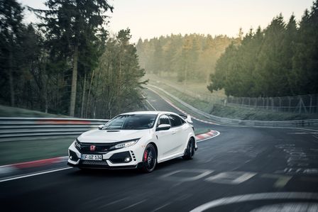 Vista delantera de tres cuartos del Honda Civic Type R en el circuito de N&uuml;rburgring.