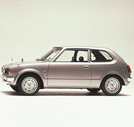Vista lateral de un Honda Civic, modelo antiguo.