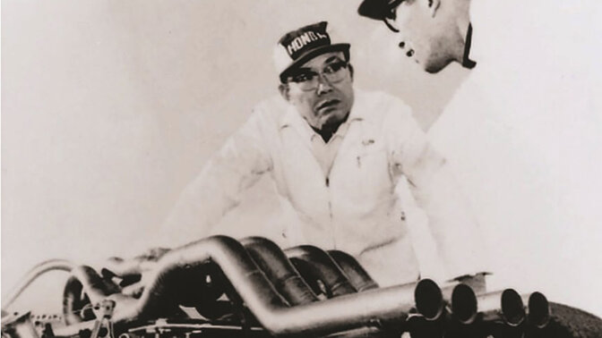 Soichiro Honda trabajando en un coche de competición.