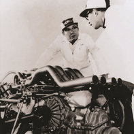Soichiro Honda trabajando en un coche de competición.