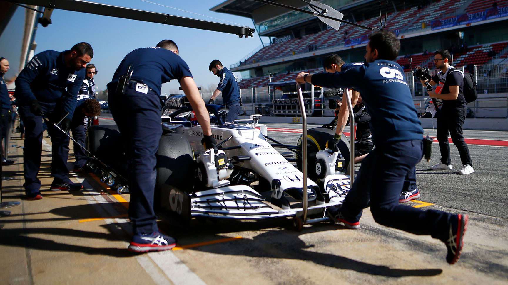 Coche de competición con el equipo de Scuderia Toro Rosso.