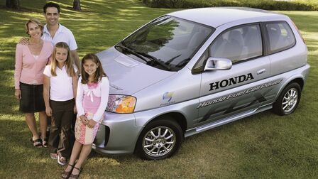 La primera familia que compró un Honda FCX.