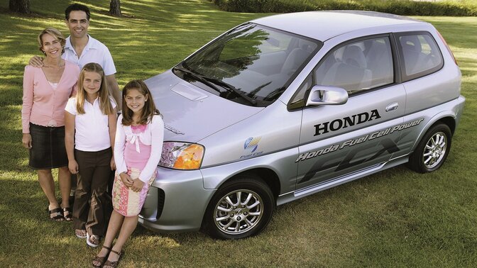 La primera familia que adquirió un Honda FCX.