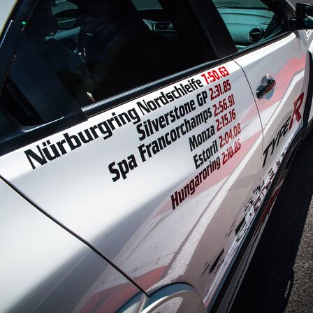 Primer plano del Honda Civic Type R con los tiempos por vuelta estampados en el lateral.