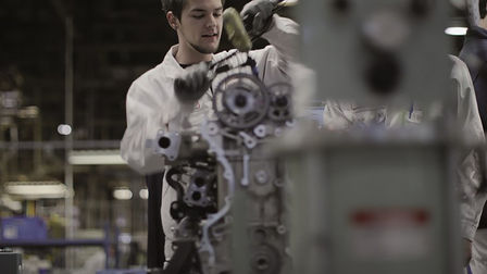 Técnico de Honda trabajando en un motor.