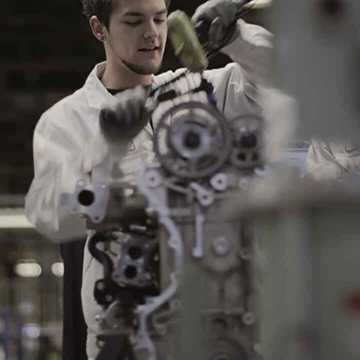 Técnico de Honda trabajando en un motor.