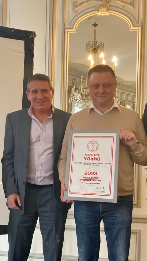 Concesionario francés recibiendo su premio de ventas. 