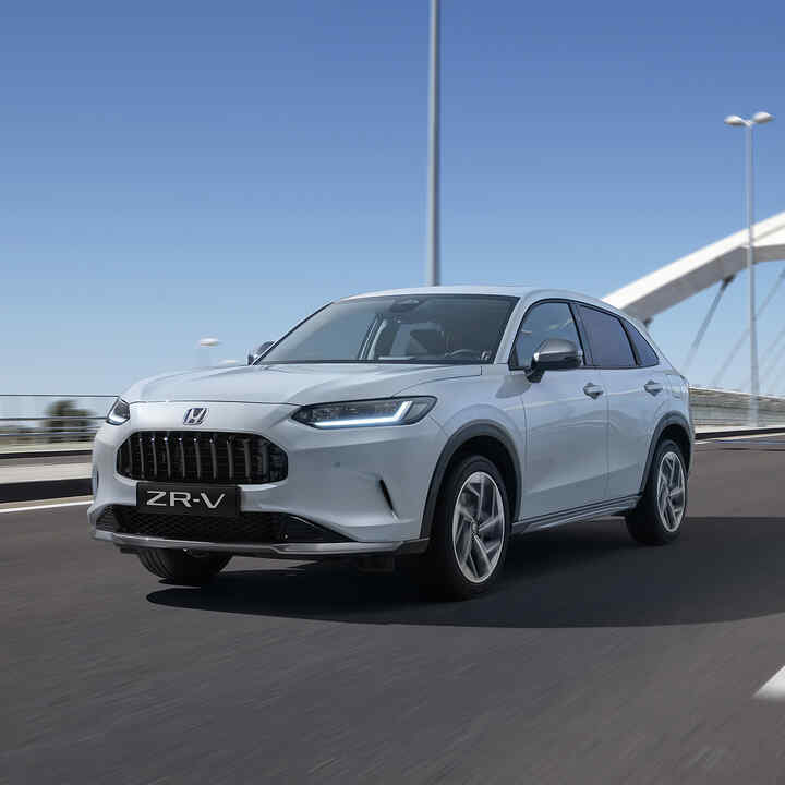 Imagen de tres cuartos frontal del Honda ZR-V en un puente