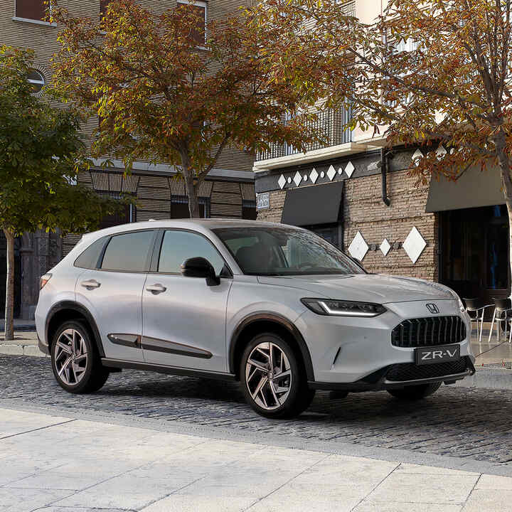 Imagen de tres cuartos frontal del Honda ZR-V con Premium Black Pack en ciudad.