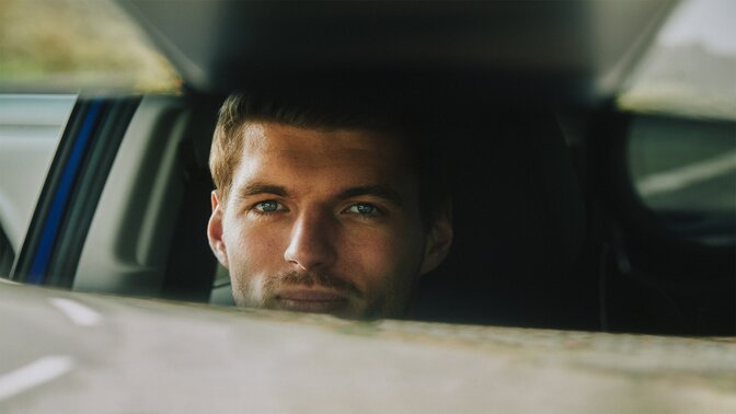 Max Verstappen mirando por el retrovisor interior del ZR-V híbrido.