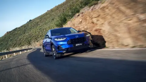 SUV Honda ZR-V Híbrido circulando por carretera de montaña.