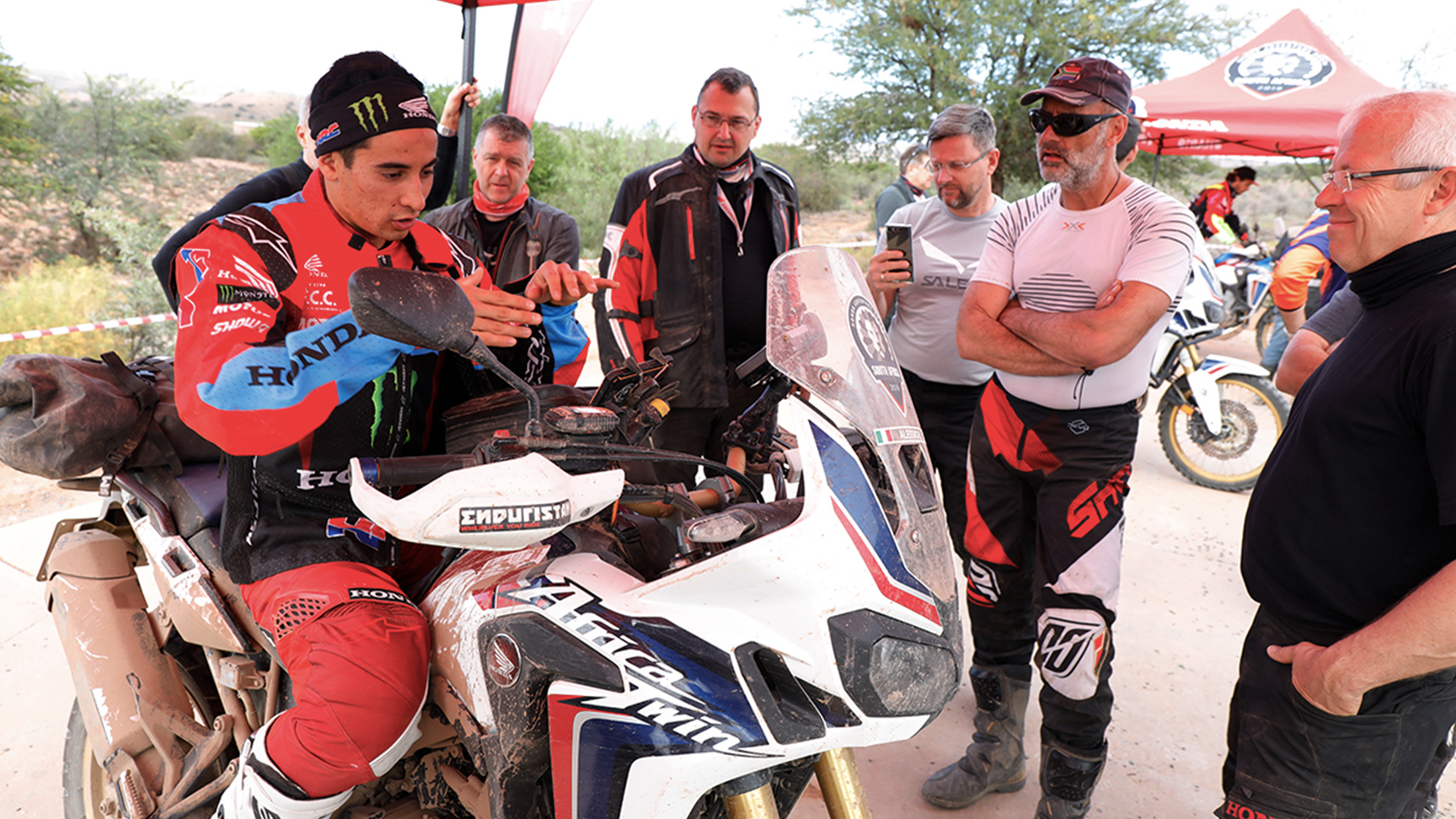 Piloto de HRC sobre una Africa Twin impartiendo una sesión informativa