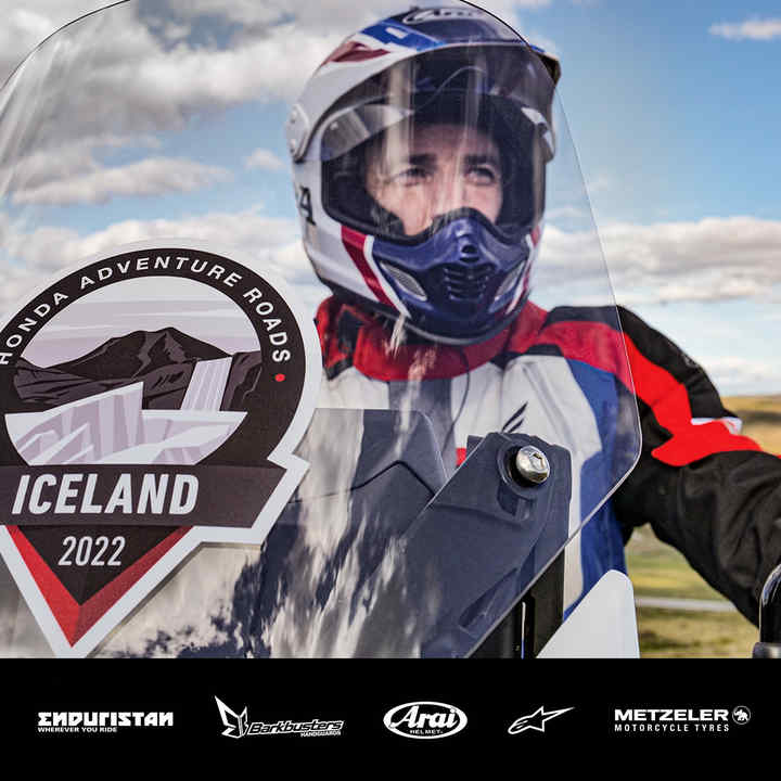 Un hombre en una motocicleta Honda en Islandia