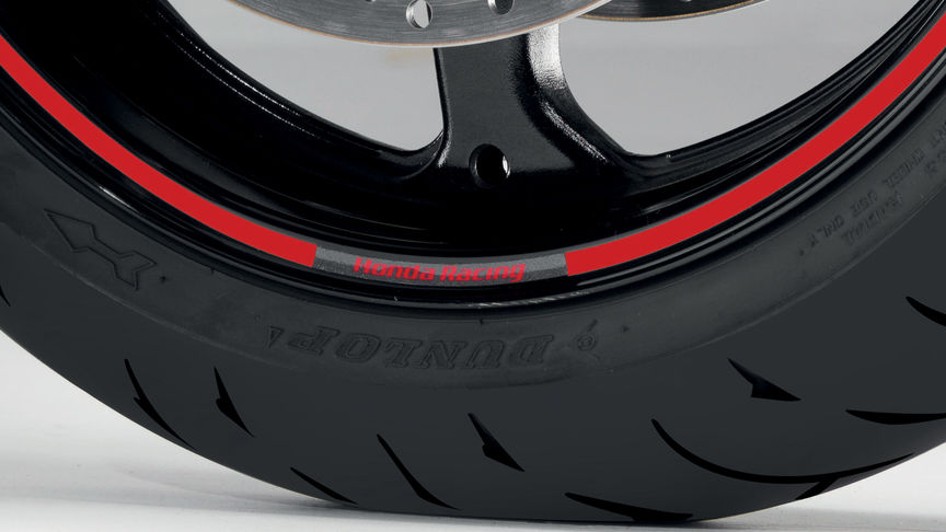 Detalle de la rueda de la CBF125 con una pegatina de Honda.