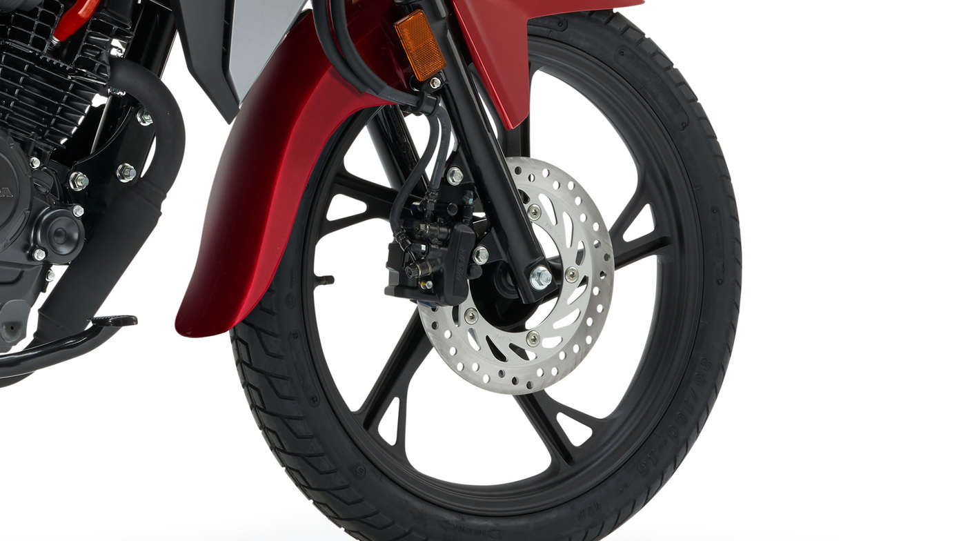Honda CB125F roja, fotografía de estudio, enfoque en la rueda delantera y el freno