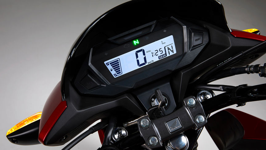 Honda CB125F roja, fotografía de estudio, enfoque en el panel de instrumentos digital inteligente