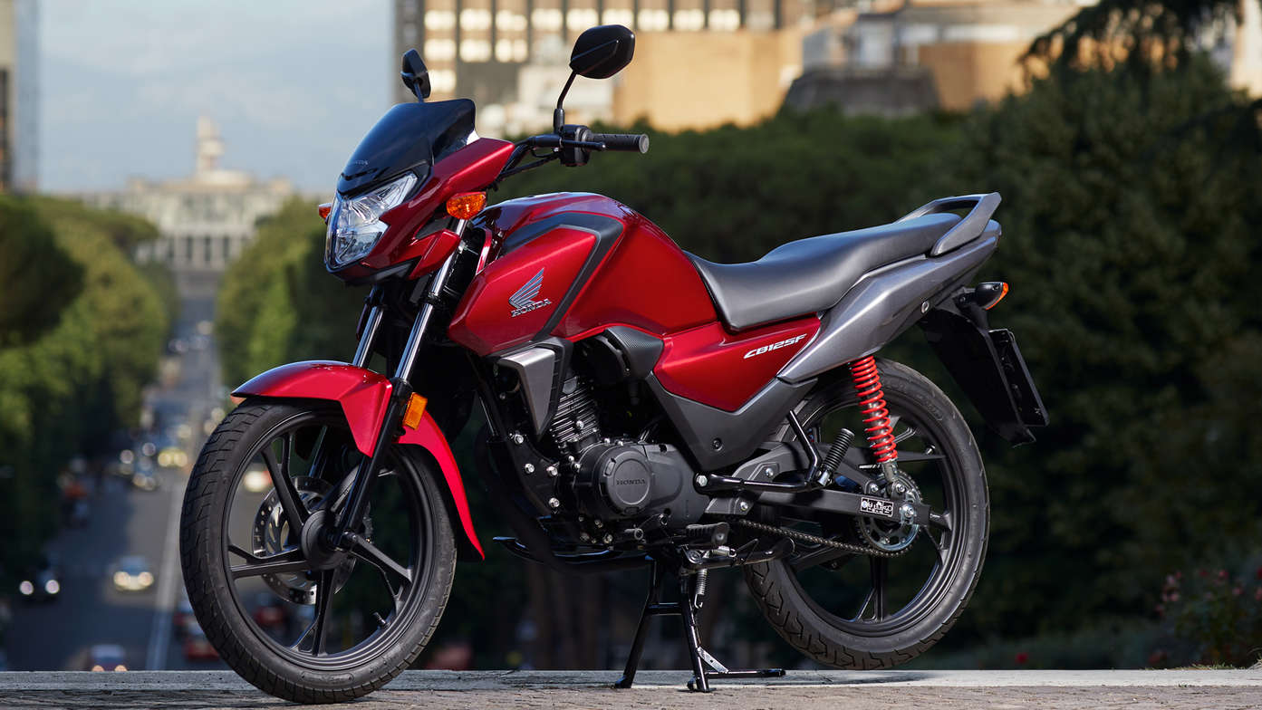 Honda CB125F roja, localización exterior, fotografía del lateral izquierdo