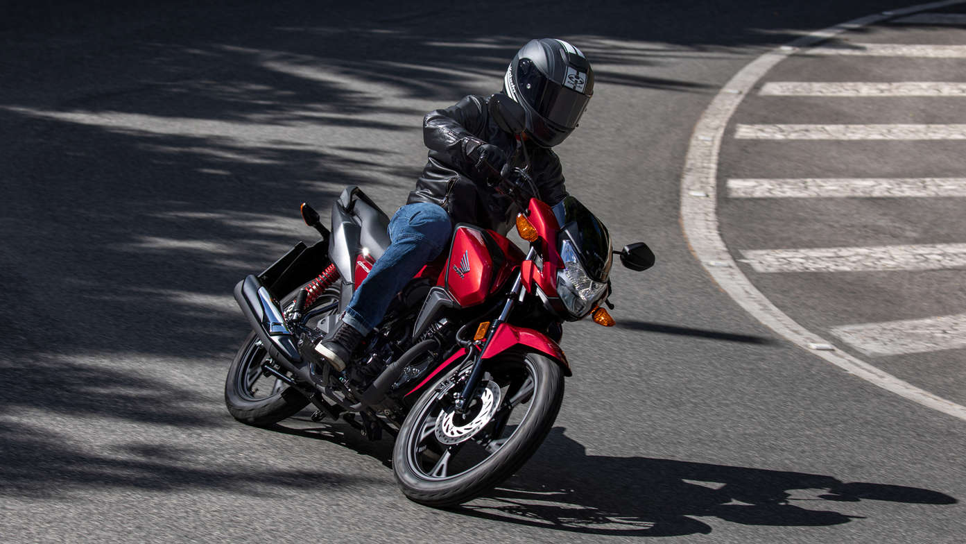 Honda CB125F en carretera