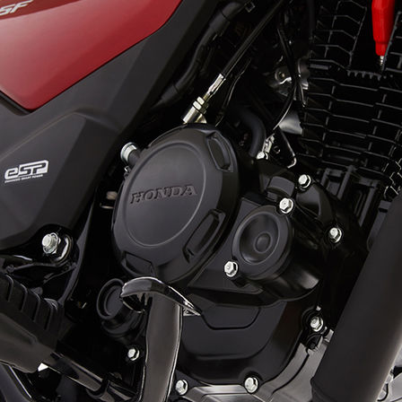 Honda CB125F roja, fotografía de estudio, enfoque en el motor