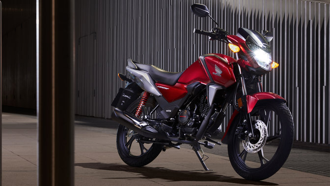 Honda CB125F roja, fotografía en localización urbana, noche