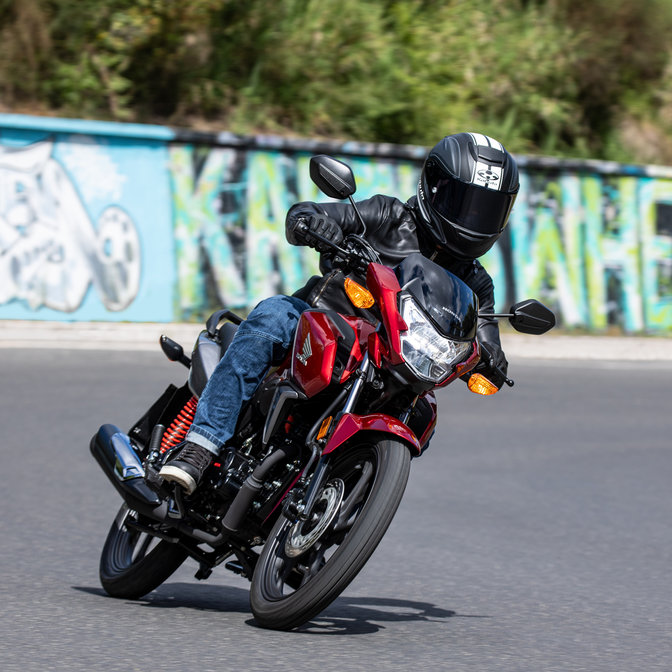 CB125F circulando por carretera