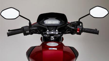 Honda CB125F roja, fotografía de estudio, enfoque en pantalla LCD
