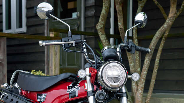 Detalle de la luz LED del Dax 125