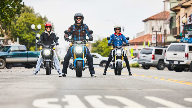 Grupo de pilotos de MSX125 Grom en la ciudad