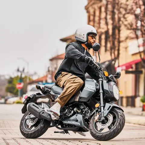 Imagen estática del MSX125 Grom con el piloto a punto de partir