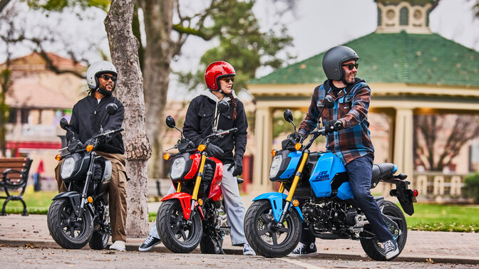 Imagen frontal de ¾ de estudio de la Honda MSX125 Grom