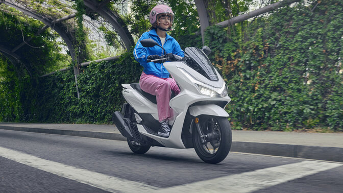 Vista delantera dinámica de ¾ de la PCX125 con conductor