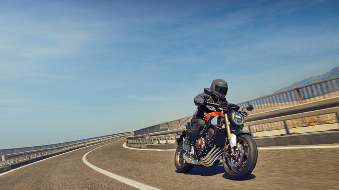 Honda C1000R con motociclistas en carretera