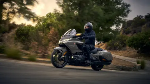 Honda GL1800 Gold Wing en carretera serpenteante