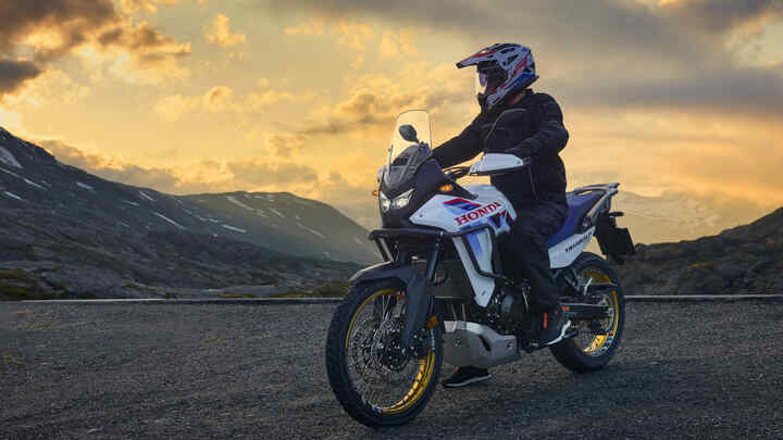 Conductor de Honda XL750 Transalp en puerto de montaña