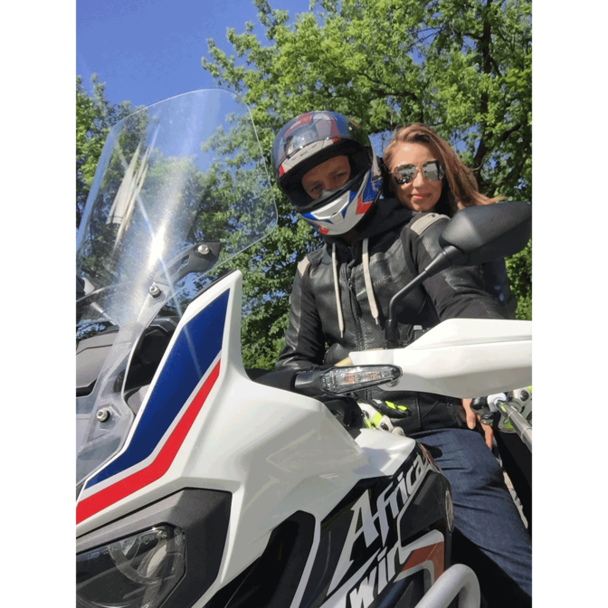 Pareja sobre una Africa Twin