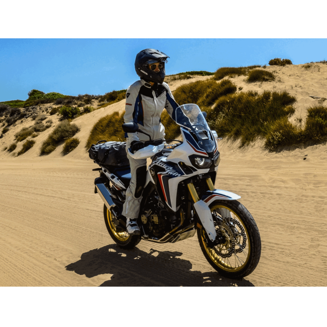 Giulietta Cozzi conduciendo Africa Twin por el desierto