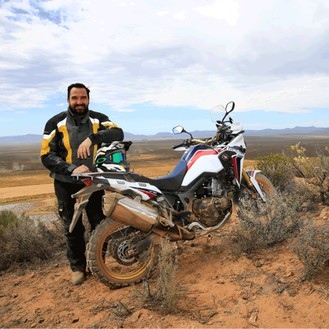 Hugo Ramos posando junto a una Africa Twin