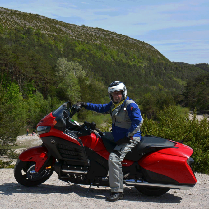 Jean Paul Naddeo conduciendo Gold wing roja