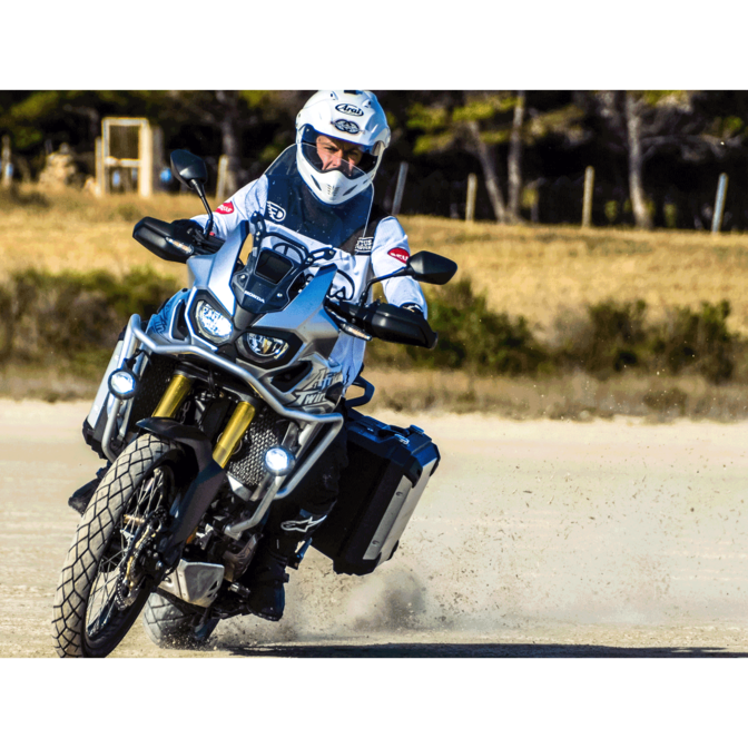 Luca Viglio conduciendo Africa Twin