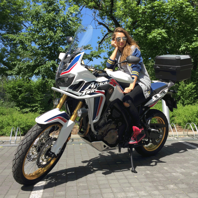 Monika Harwas posando sobre Africa Twin